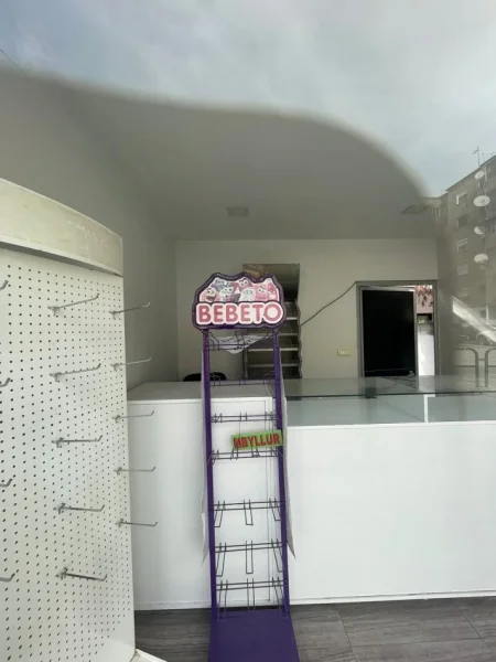 Tirane, jepet me qera dyqan Kati 0, 18 m² 250 € (BLLOKU I AMBASADAVE)