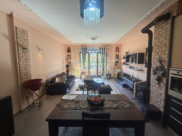 Korce, shitet apartament 2+1+Ballkon Kati 2, 118 m² 112.000 € (Lagjia 2, Korçë)