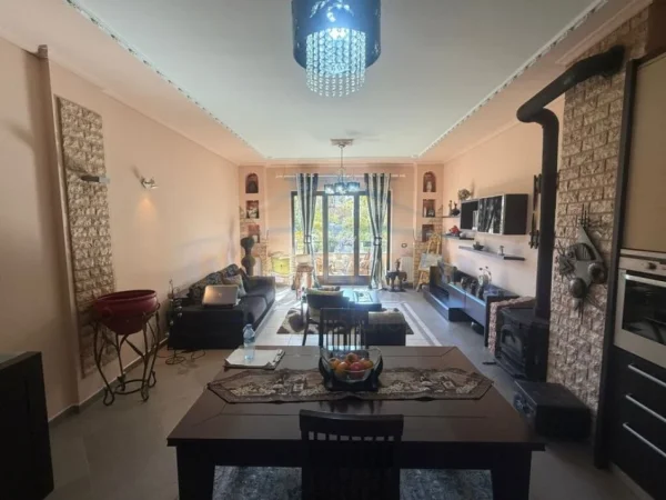 Korce, shitet apartament 2+1+Ballkon Kati 2, 118 m² 112.000 € (Lagjia 2, Korçë)