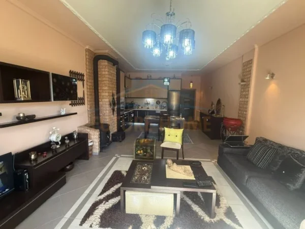 Korce, shitet apartament 2+1+Ballkon Kati 2, 118 m² 112.000 € (Lagjia 2, Korçë)