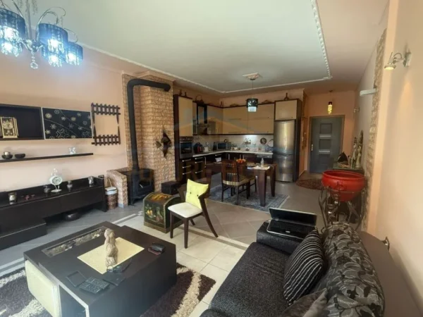 Korce, shitet apartament 2+1+Ballkon Kati 2, 118 m² 112.000 € (Lagjia 2, Korçë)