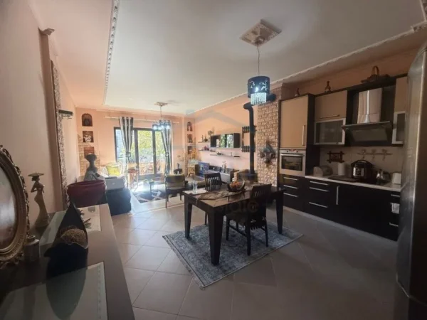 Korce, shitet apartament 2+1+Ballkon Kati 2, 118 m² 112.000 € (Lagjia 2, Korçë)