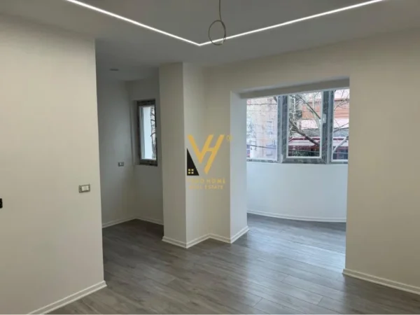 Tirane, jepet me qera zyre Kati 1, 53 m² 500 € (XHAMLLIKU)