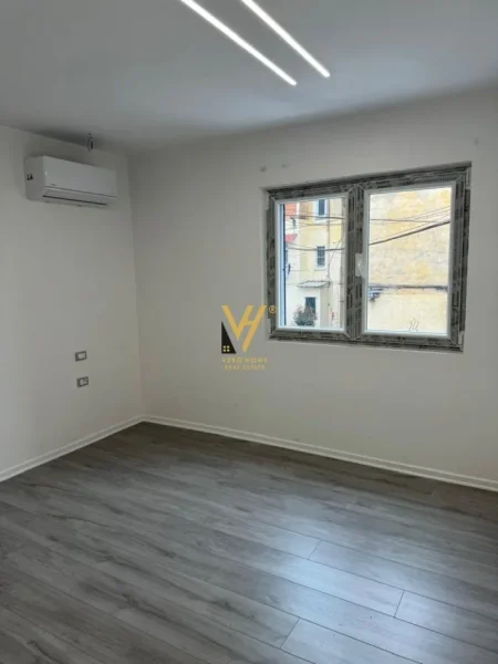 Tirane, jepet me qera zyre Kati 1, 53 m² 500 € (XHAMLLIKU)