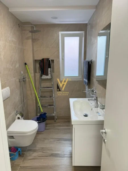 Tirane, jepet me qera zyre Kati 1, 53 m² 500 € (XHAMLLIKU)