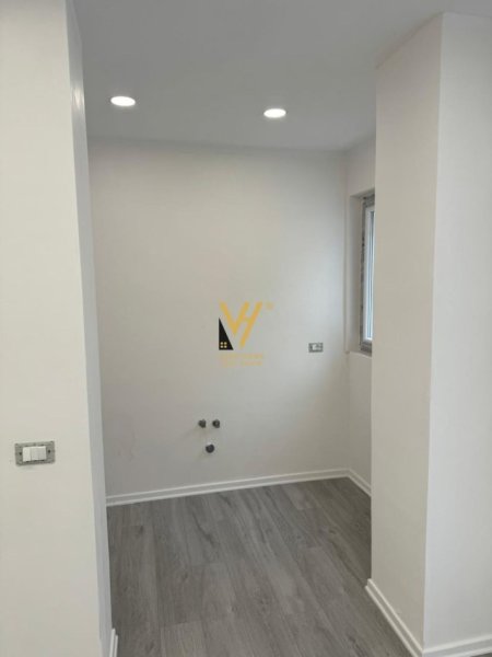 Tirane, jepet me qera zyre Kati 1, 53 m² 500 € (XHAMLLIKU)