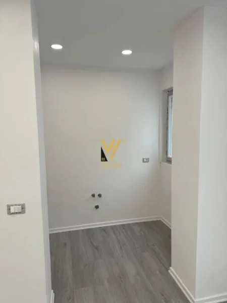 Tirane, jepet me qera zyre Kati 1, 53 m² 500 € (XHAMLLIKU)