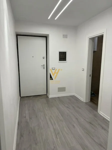 Tirane, jepet me qera zyre Kati 1, 53 m² 500 € (XHAMLLIKU)