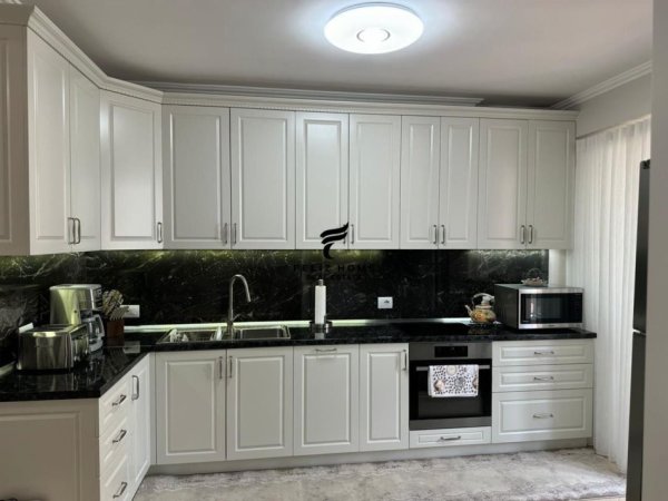 Tirane, shitet apartament 2+1+Ballkon Kati 4, 113 m² 295.000 € (SELVIA)