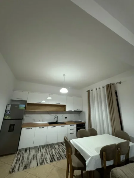 Tirane, jepet me qera apartament 1+1 , 90 m² 500 € (5 Maj)