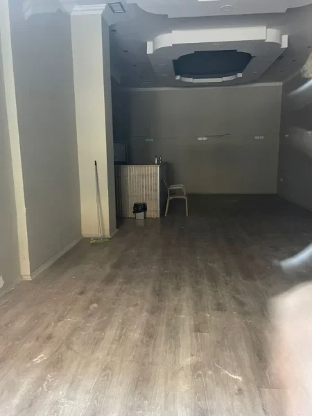 Tirane, jepet me qera dyqan Kati 0, 70 m² 700 € (21 DHJETORI)