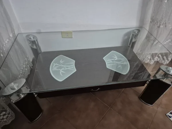 Tirane, shes Tavoline mesi xham 30 €