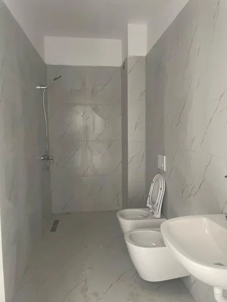 Tirane, jepet me qera zyre Kati 7, 140 m² 2.000 € (MYSLYM SHYRI)