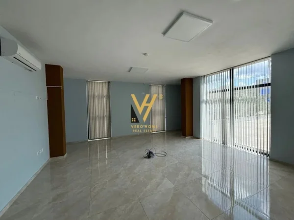 Tirane, shitet magazine Kati 0, 1.620 m² 2.000.000 € (VORE)