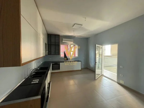 Tirane, shitet magazine Kati 0, 1.620 m² 2.000.000 € (VORE)