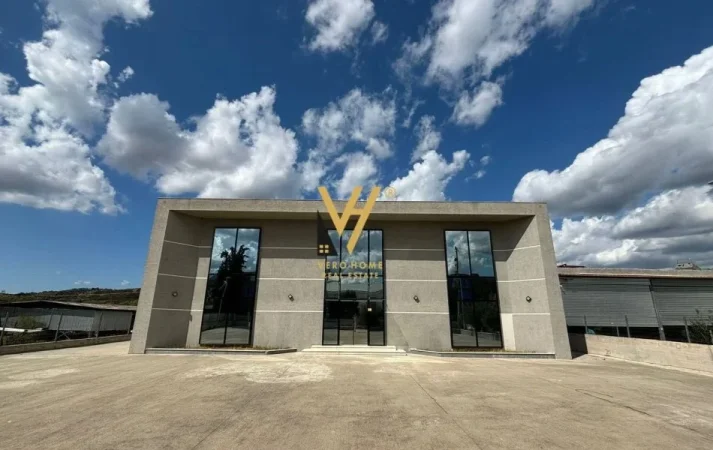 Tirane, shitet magazine Kati 0, 1.620 m² 2.000.000 € (VORE)