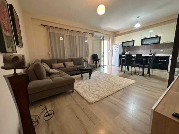 Tirane, jepet me qera apartament 2+1+Ballkon Kati 2, 100 m² 650 € (KOPSHTI ZOOLOGJIK)