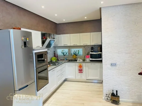 Tirane, shes apartament+verande | Penthouse 3+1+Aneks+Ballkon Kati 7, 150 m² 270.000 € (TOWER BRIDGE, RR. E DIBRËS)