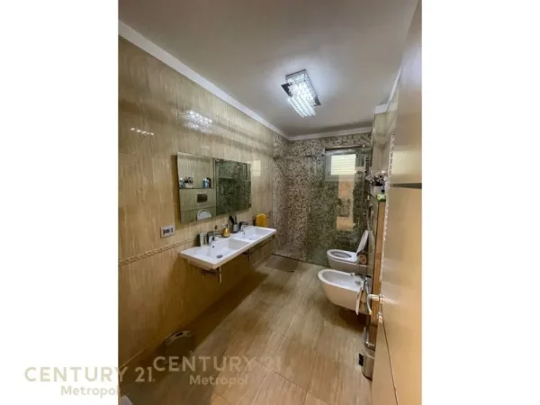 Tirane, shes apartament+verande | Penthouse 3+1+Aneks+Ballkon Kati 7, 150 m² 270.000 € (TOWER BRIDGE, RR. E DIBRËS)