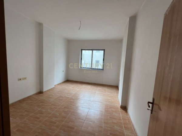 Tirane, shes apartament 3+1+Aneks+Ballkon Kati 2, 132 m² 193.000 € (Eleonora)