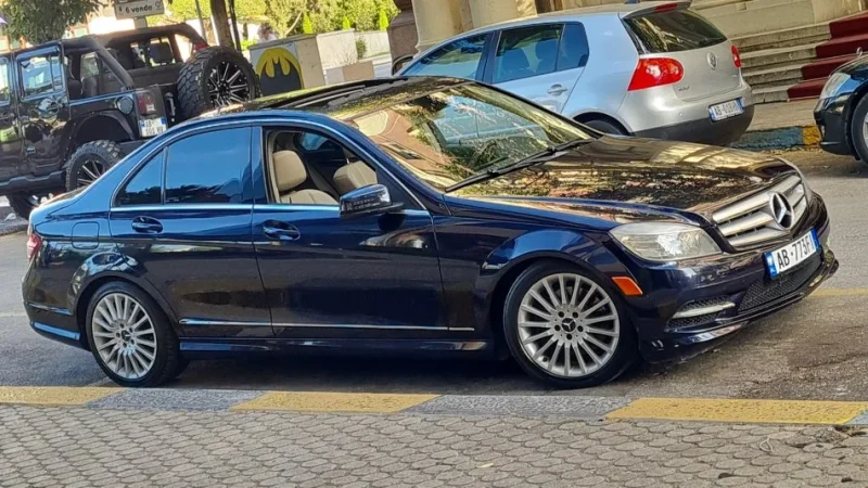 Tirane, shes makine Mercedes benz Benzin, blu e errët tiptronik Klima 255.000 km 7.500 €