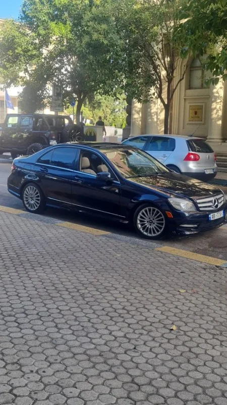 Tirane, shes makine Mercedes benz Benzin, blu e errët tiptronik Klima 255.000 km 7.500 €