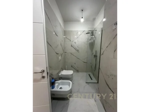 Tirane, jepet me qera apartament 2+1+Aneks+Ballkon Kati 4, 92 m² 1.200 € (Rruga e Kosovareve)
