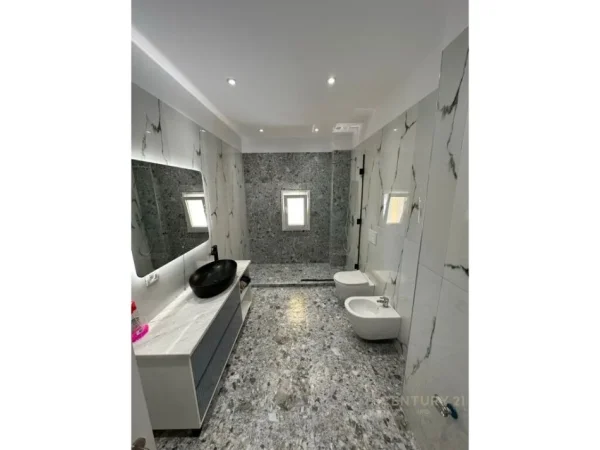 Tirane, jepet me qera apartament 3+1+Aneks+Ballkon Kati 1, 150 m² 1.200 € (Lake land)