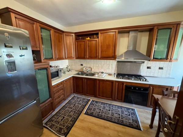 Tirane, jepet me qera apartament 2+1+Aneks+Ballkon Kati 6, 110 m² 700 € (Rruga e Durresit)