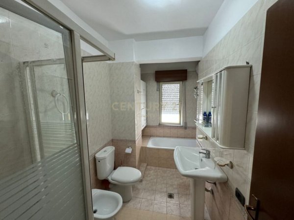 Tirane, jepet me qera apartament 2+1+Aneks+Ballkon Kati 6, 110 m² 700 € (Rruga e Durresit)