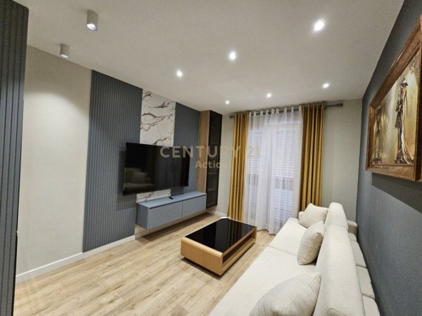 Tirane, jepet me qera apartament 1+1+Aneks+Ballkon Kati 5, 44 m² 1.000 € (Ish Blloku)