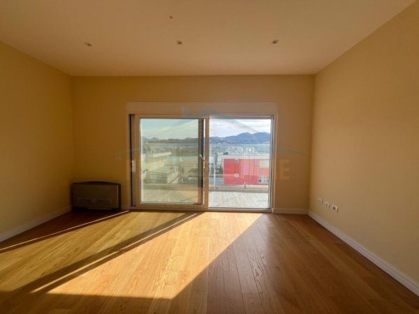 Tirane, jepet me qera ambjent biznesi Kati 2, 227 m² 1.800 € (Fresk)