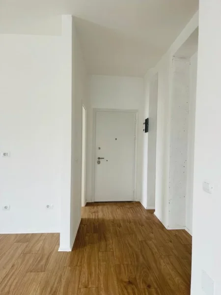 Tirane, jepet me qera ambjent biznesi Kati 9, 120 m² 700 € (Jordan Misja)