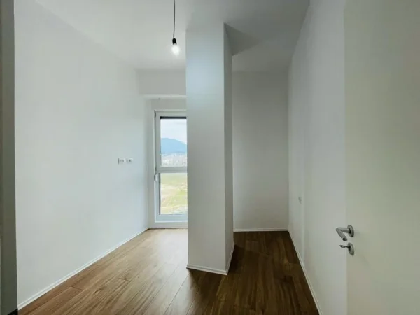 Tirane, jepet me qera ambjent biznesi Kati 9, 120 m² 700 € (Jordan Misja)