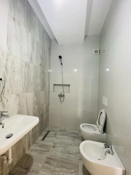 Tirane, jepet me qera ambjent biznesi Kati 9, 120 m² 700 € (Jordan Misja)