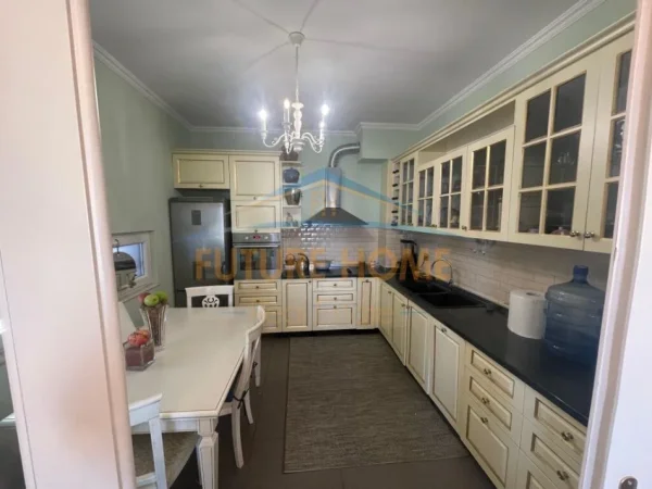 Tirane, shitet apartament 3+1+Ballkon Kati 3, 146 m² 310.000 € (Kopshti Botanik)