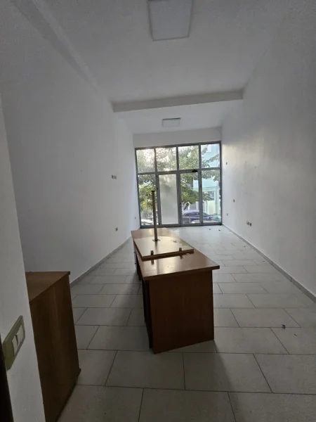 Tirane, shitet dyqan Kati 0, 31.86 m² 95.000€ (Haxhi Hysen Dalliu, 100 metra mbi Prokurorine)