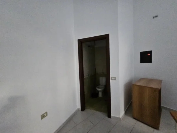 Tirane, shitet dyqan Kati 0, 31.86 m² 95.000€ (Haxhi Hysen Dalliu, 100 metra mbi Prokurorine)