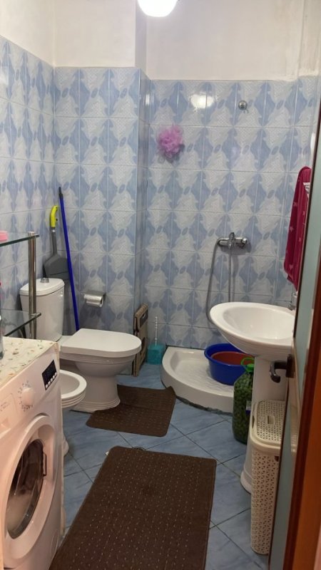 Tirane, jepet me qera apartament 2+1+Ballkon Kati 2, 90 m² 500 € (Migjeni)