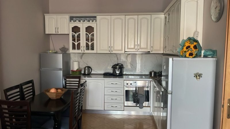 Tirane, jepet me qera apartament 2+1+Ballkon Kati 2, 90 m² 500 € (Migjeni)