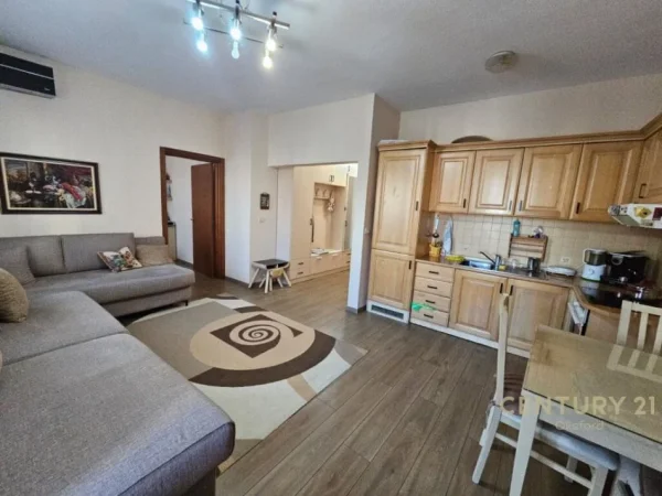 Tirane, jepet me qera apartament 2+1+Ballkon Kati 4, 74 m² 750 € (Rruga Myslym Shyri)