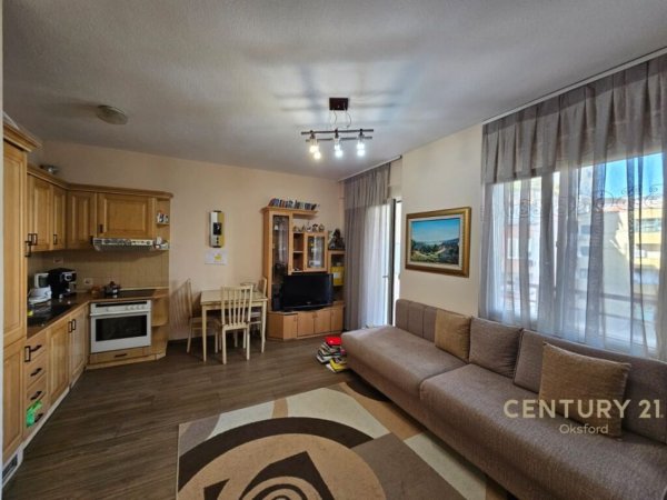 Tirane, jepet me qera apartament 2+1+Ballkon Kati 4, 74 m² 750 € (Rruga Myslym Shyri)