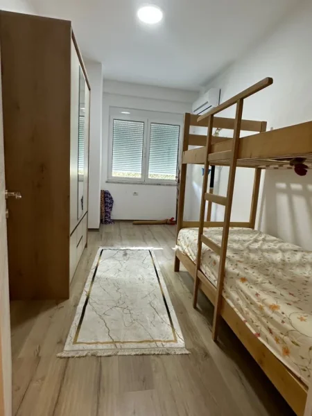 Tirane, jepet me qera apartament 2+1+Aneks+Ballkon Kati 2, 101 m² 650 € (liqeni i thate)