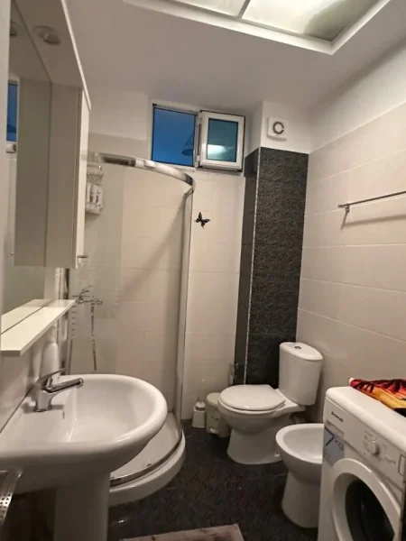 Tirane, jepet me qera apartament 2+1+Aneks+Ballkon Kati 2, 101 m² 650 € (liqeni i thate)