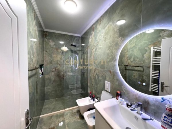 Tirane, jepet me qera apartament 2+1+Ballkon Kati 7, 108 m² 750 € (Rruga Teodor Keko)