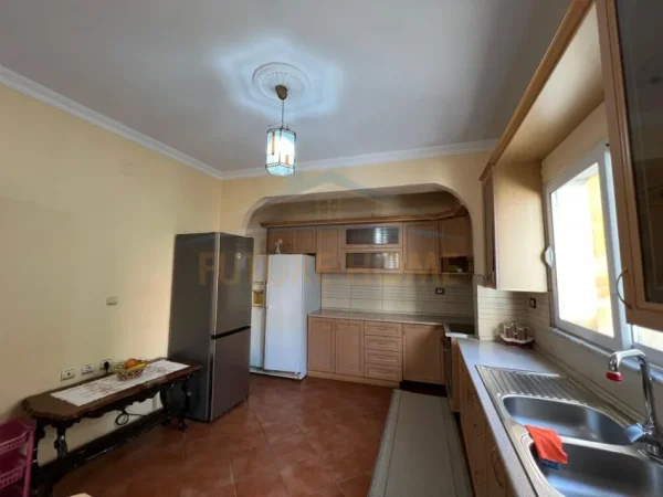 Tirane, jepet me qera apartament 2+1 Kati 1, 160 m² 550 € 