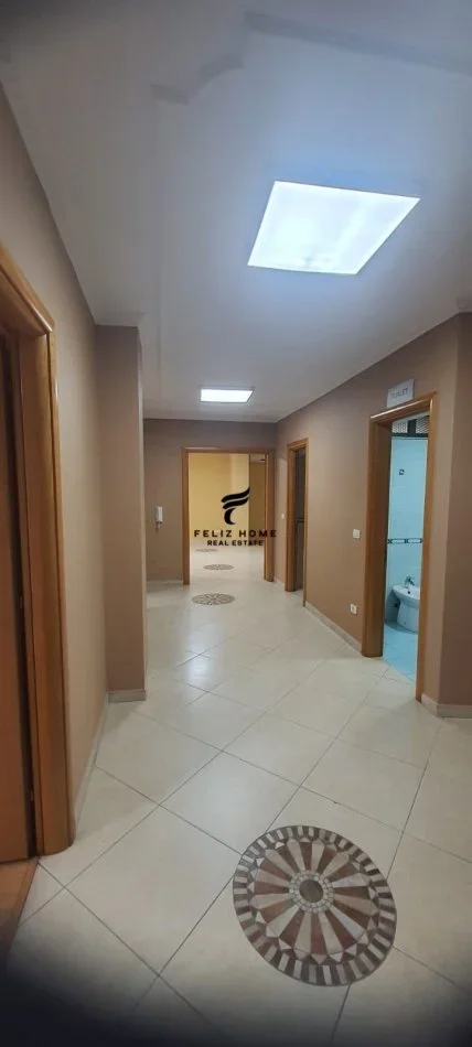 Tirane, jepet me qera zyre Kati 3, 160 m² 1.600 € (QENDER)