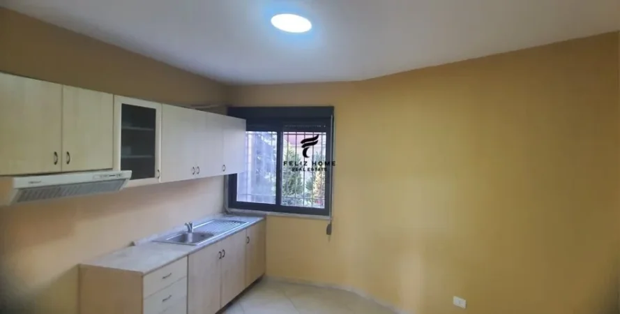 Tirane, jepet me qera zyre Kati 3, 160 m² 1.600 € (QENDER)