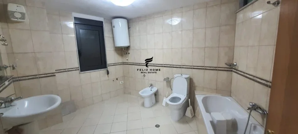 Tirane, jepet me qera zyre Kati 3, 160 m² 1.600 € (QENDER)