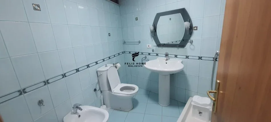 Tirane, jepet me qera zyre Kati 3, 160 m² 1.600 € (QENDER)